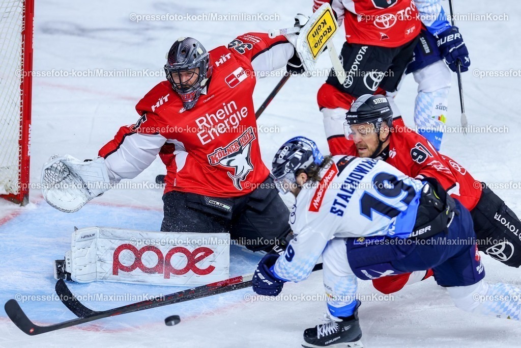 KEC09042501046 | 09.04.2025, Eishockey, DEL Play-offs, Kölner Haie - ERC Ingolstadt, Halbfinale Spiel 4, Lanxess-Arena Köln: Julius Hudacek (Kölner Haie #35) und Moritz Müller (Kölner Haie #91) verteidige das Tor gegen Wojciech Stachowiak (ERC Ingolstadt #19) 