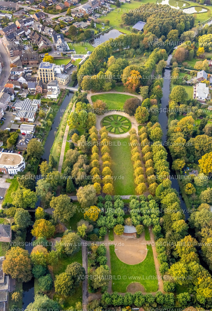 Goch241014489 | Luftbild, Grüner Stadtpark am Fluss Niers, Baumallee und kreisrunde Gartenanlage, Brücke Mühlengasse und Wohngebiet, Goch, Niederrhein, Nordrhein-Westfalen, Deutschland