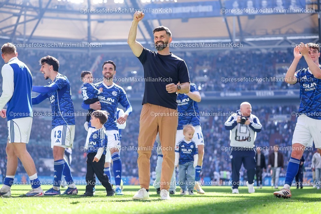 S0419042601073 | 19.04.2026, Fußball, FC Schalke 04 - SC Preußen Münster, 30. Spieltag, 2. Fußball Bundesliga, Veltins-Arena Gelsenkirchen, Saison 2025 2026: Cheftrainer Miron Muslic (Schalke04) jubelnd beim Abschlussjubel nach dem 4:1 Sieg zusammen mit der Mannschaft DFB regulations prohibit any use of photographs as image sequences and or quasi-video.