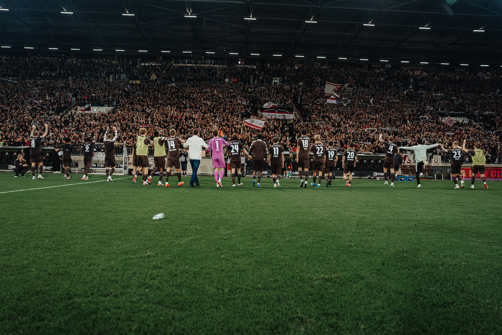 FCS04434 | Der offizielle Shop für FC St. Pauli Fotos. Wähle aus Spielszenen & Fanmomenten dein FCSP Wunschformat. Wir liefern Millerntor-Atmosphäre.