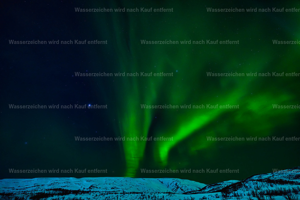 Norwegen - Polarlichter - Aurora Borealis bei Tromsö | Polarlichter sind farbige Leuchterscheinungen am Nachthimmel, die durch den Zusammenstoß von geladenen Sonnenteilchen mit Gasen in der Erdatmosphäre entstehen. Man nennt sie im Norden Aurora borealis. Es werden Bilder und Fotos zum bestellen und downloaden angeboten. - Realisiert mit Pictrs.com