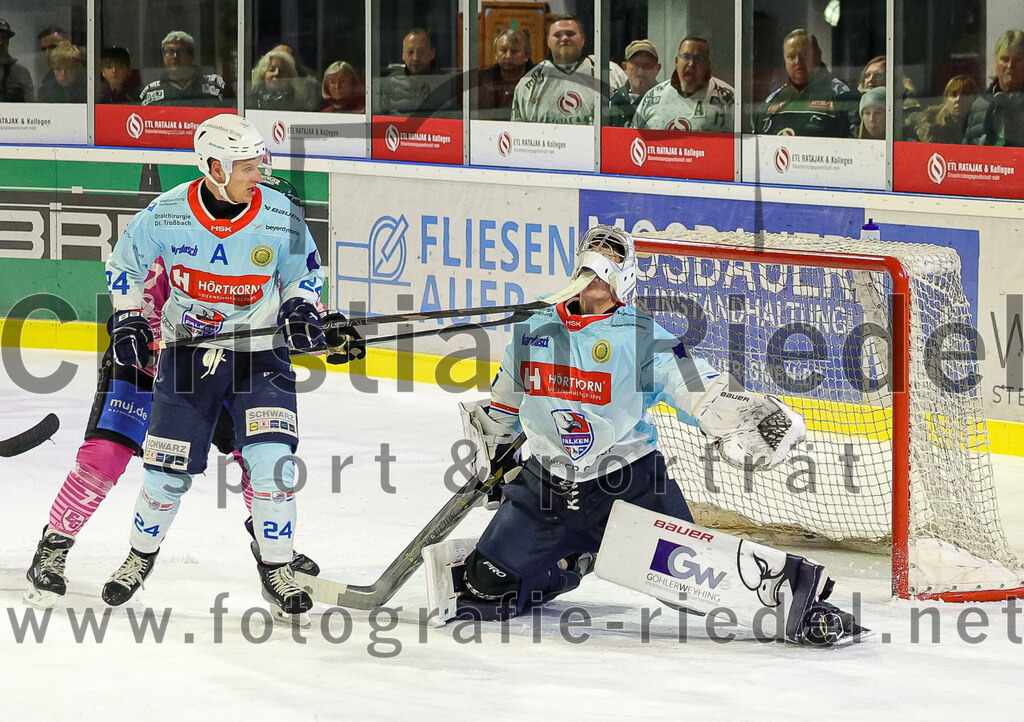 2025-10-05_156_TSV_Erding_gegen_Heilbronner_Falken | Erding, Deutschland, 05.10.2025:Eishockey, Oberliga Süd 2025 / 2026, 6. Spieltag, TSV Erding gegen Heilbronner Falken, Endergebnis: 3:1Corey Mapes (Heilbronner Falken, #24), Louis Trattner (Erding Gladiators, #7), Torwart Franz Jokinen (Heilbronner Falken, #75)Foto: Christian Riedel / fotografie-riedel.net