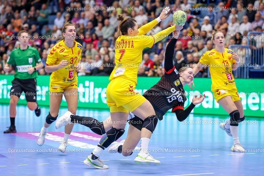 DHB16102501038 | 16.10.2025, Handball, EHF Frauen Länderpiel, EM Qualifikation 2026, Deutschland - Nordmazedonien, Schwalbe-Arena in Gummersbach:  Nieke KÜHNE (GER #19) im Zweikampf gegen   Ivana GAKIDOVA (MKD #07) 