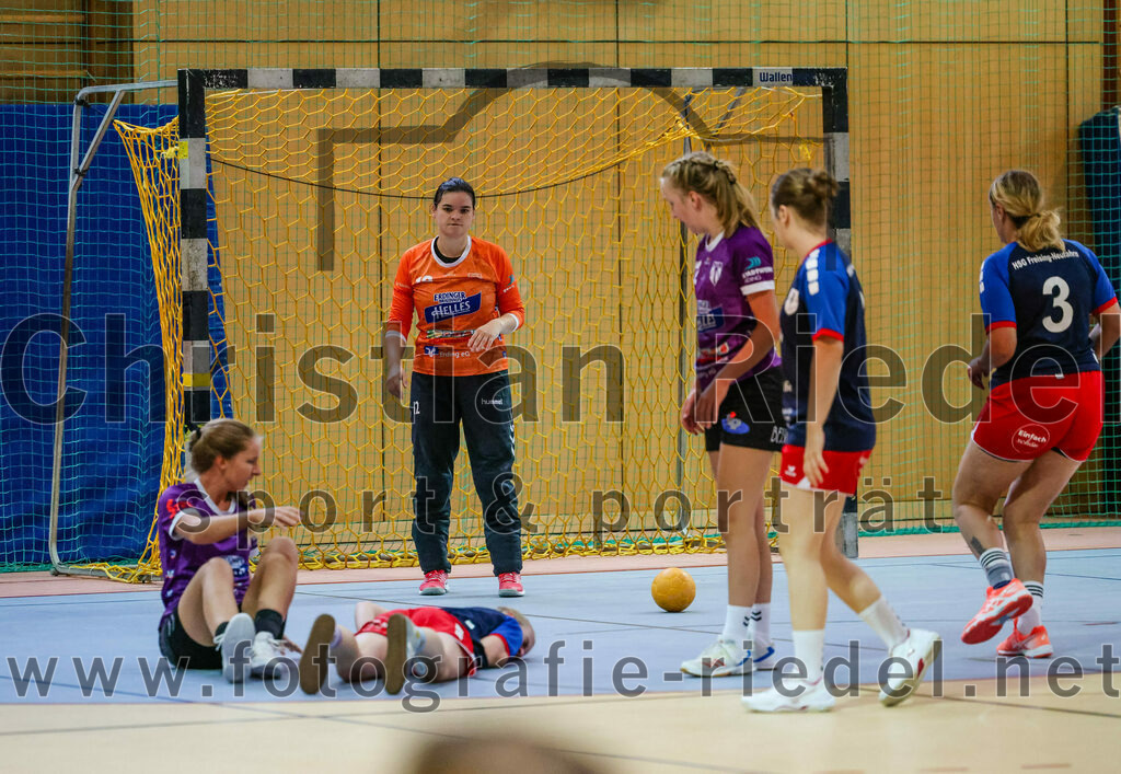 2023-10-14_070_SpVgg_Altenerding_gegen_HSG_Freising_Neufahrn_Damen | Erding, Deutschland, 14.10.2023:
Handball, Bezirksliga Frauen Altbayern 2023 / 2024, 3. Spieltag, SpVgg Altenerding II gegen HSG Freising-Neufahrn II, Endergebnis: 23:28

Torfrau Anna-Lena Schmitt (SpVgg Altenerding, #12), Johanna Bauschmid (SpVgg Altenerding, #22)

Foto: Christian Riedel / fotografie-riedel.net