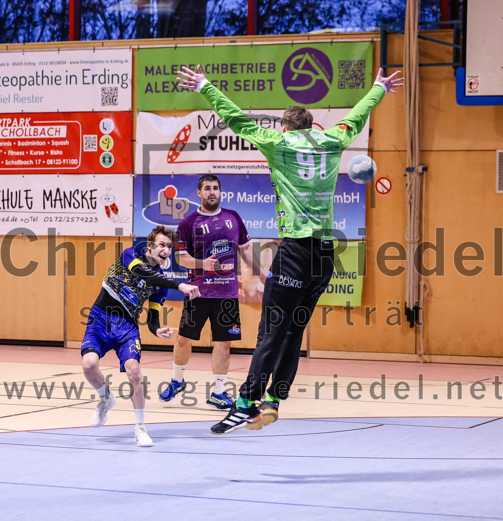 2024-12-14_066_SpVgg_Altenerding_gegen_MTV_Pfaffenhofen | Erding, Deutschland, 14.12.2024:Handball, Bezirksoberliga Männer 2024 / 2025, 10. Spieltag, SpVgg Altenerding gegen MTV Pfaffenhofen, Endergebnis: 32:30Tobias Rohrmeier (MTV Pfaffenhofen, #5), Christian Loris (SpVgg Altenerding, #11), Torwart Ferdinand Mayer (SpVgg Altenerding, #97)Foto: Christian Riedel / fotografie-riedel.net