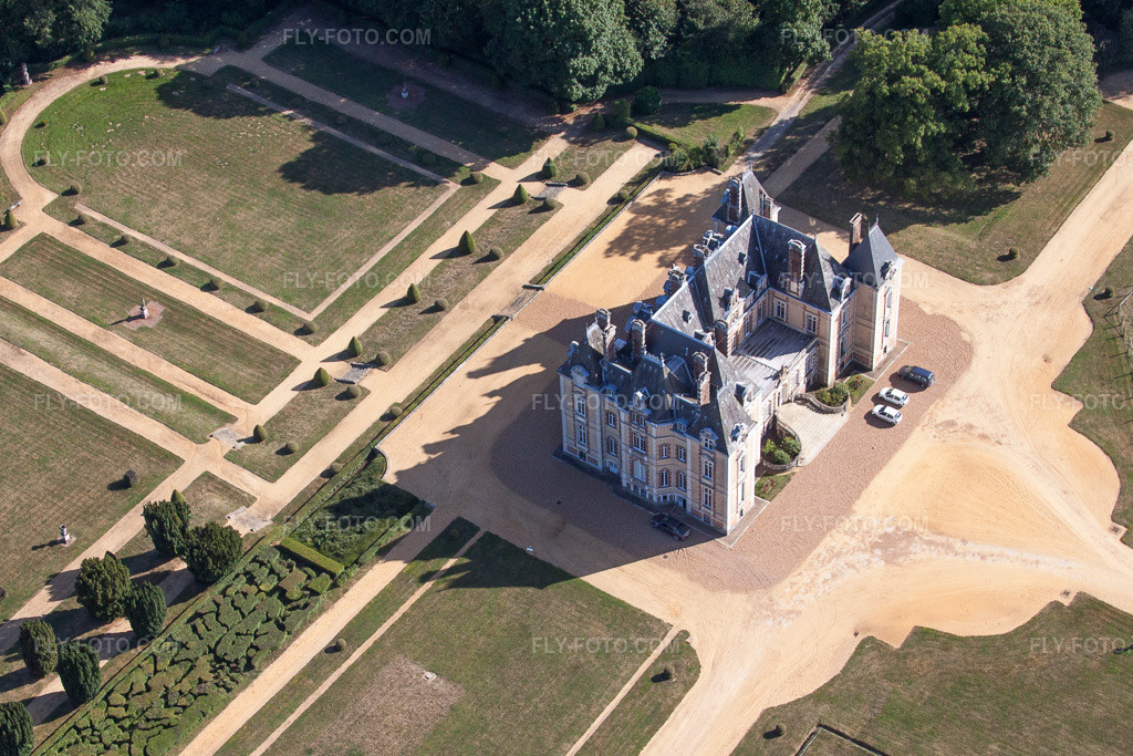 Aerial view: Castle park of Le Domaine de la Pierre Castle in Coudrecieux in the state Sarthe, France.Photo: IMG_20143.jpg taken on 07/31/2009 by Werner Riehm/FLY-FOTO.comResolution of the original: 3774 x 2516 px