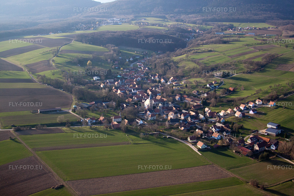Vue aérienne: Champs agricoles et terres arables à Drachenbronn-Birlenbach dans le département Bas Rhin, France. Photo: IMG_38767.jpg prise le 20/03/2011 par Werner Riehm/FLY-FOTO.eu – Résolution de l'original: 4752 x 3168 px