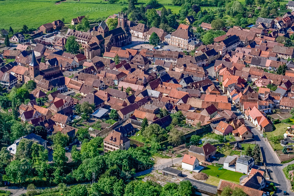 Vue aérienne: Vieille ville historique vue du nord à Neuweiler dans le département Bas Rhin, France – .Photo: IMG_10876.jpg prise le 12/05/2008 par Werner Riehm/FLY-FOTO.eu – Résolution de l'original: 3195 x 2131 px