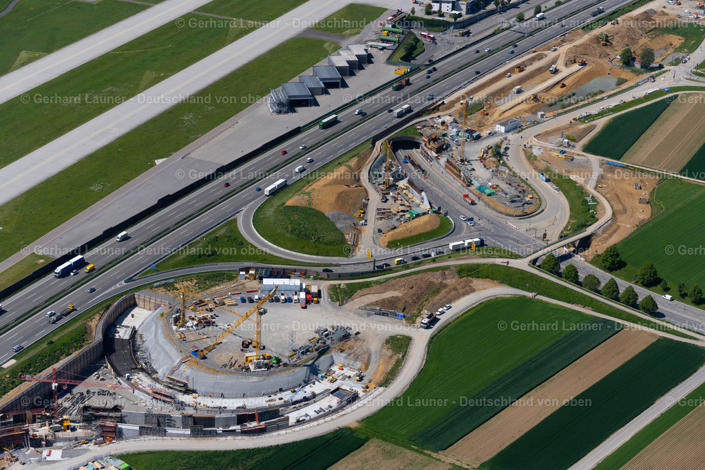 4045723 | STUTTGART 31.05.2021 Neubau- und Umbau- Baustelle der Streckenführung und Fahrspuren im Verlauf der Autobahn- Abfahrt und Zufahrt der BAB A8 in Zuge des Baus des Flughafentunnel im Ortsteil Plieningen in Stuttgart im Bundesland Baden-Württemberg, Deutschland. Im Rahmen des Umbaus der Anschlussstelle Plieningen werden neue Aus- und Einfahrrampen mit Unterfahrung der Neubaustrecke gebaut. Weiterführende Informationen bei: CDM Smith Consult GmbH,  Die Autobahn GmbH des Bundes,  Ed. Züblin AG,  STRABAG AG. // Construction site of routing and traffic lanes during the highway exit and access the motorway A 8 in the district Plieningen in Stuttgart in the state Baden-Wuerttemberg, Germany. Further information at: CDM Smith Consult GmbH,  Die Autobahn GmbH des Bundes,  Ed. Zueblin AG,  STRABAG AG. Foto: Gerhard Launer