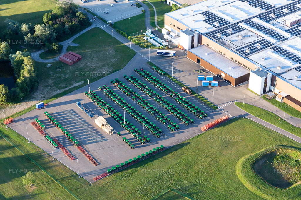 Luftbild: Fahrzeugbau- Werksgelände der John Deere GmbH & Co. KG an der John-Deere-Straße im Ortsteil Untergrombach in Bruchsal im Bundesland Baden-Württemberg in Deutschland. Foto: IMG_115273.jpg vom 13.06.2019 durch Werner Riehm/FLY-FOTO.de