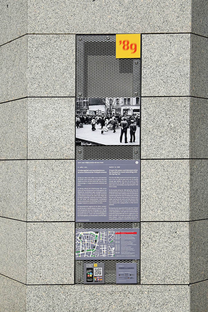 Foto: Leipzig - Orte der Friedlichen Revolution - Stelenprojekt - Stele Nr. 2 Friedensgebet | Das Team hinter BILDLEXIKON LEIPZIG bündelt historische wie aktuelle Informationen über die Stadt Leipzig in Text und Bild auf einer Plattform und stellt diese der interessierten Öffentlichkeit zur Verfügung.
