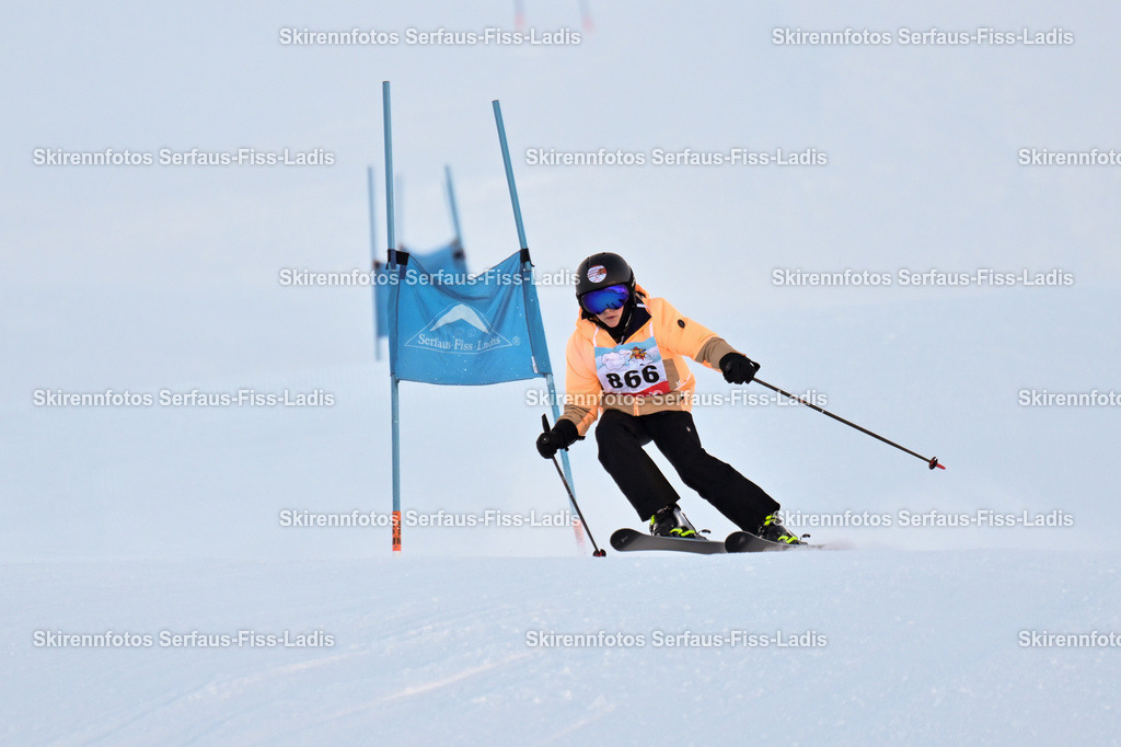 SRF_25.12.2025_0209 | Skirennfotos,Serfaus,Fiss,Ladis,Kinderskirennen,Winter,Tirol,Oberland,skirace,SFL,feelfree,weil wir's genießen,ski,Ski,skifahren,Sonnenplateau, - Realisiert mit Pictrs.com