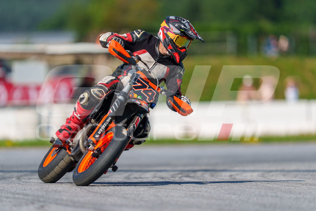 SuperMoto_Staatsmeisterschaft_Greinbach_190 | GRIPcapture steht für authentische Sportfotografie in Österreich – für Momente, die mehr sind als Geschwindigkeit oder Ergebnis. Es geht um Emotion, Spannung, Fokus und den Augenblick, der oft nur einen Wimpernschlag dauert.Ob Motorsport, Teamsport oder 