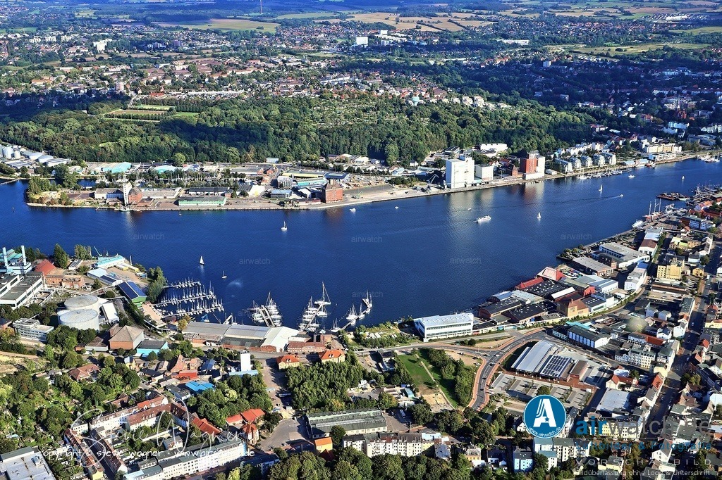 Luftbild Flensburger Foerde, Flensburg Werftstrasse, Binnenhafen, Marina Flensburg | Die Marina Flensburg, ehemals bekannt als Marina Niro-Petersen, befindet sich im Herzen der Stadt an der westlichen Seite der Flensburger Förde. Der Yachthafen liegt geschützt in der Galwik-Bucht, nur etwa 5–10 Minuten Fußweg von der Innenstadt entfernt. 