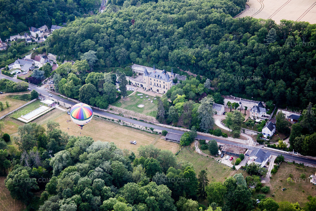 Aerial view: Hot air balloon launch in front of the Château de Perreux in Nazelles-Negron in Nazelles-Négron in the state Indre et Loire, France. – Photo: IMG_082316.jpg taken on 06/20/2015 by Werner Riehm/FLY-FOTO.com – Resolution of the original: 5472 x 3648 px