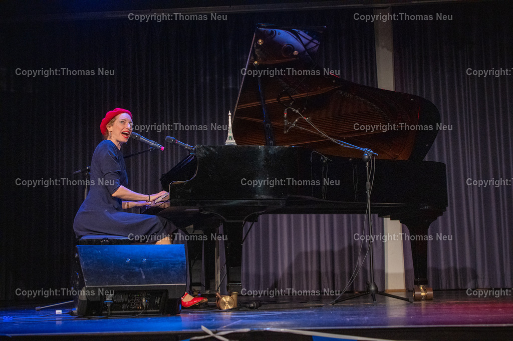 DIWAN-13 | bbe, 28.10.2025, Goethegymnasium, 40 Jahre Französisch als erste Fremdsprache am Goethe-Gymnasium - das ist eine Erfolgsgeschichte, die gebührend gefeiert werden muss, und das mit dem 50. Diwan-Abend am Dienstag, 28.10. Beginn ist um 19 Uhr in der Mensa.Stargast ist Chansonnière Laura Dee aus Berlin. Die Pianistin und Songwriterin war selbst F1-Schülerin am Goethe.Wir freuen uns auf einen wunderbaren Abend mit Chansons, Crêpes und Cidre.,, Bild: Thomas Neu