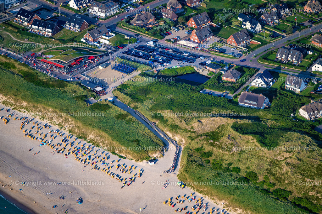 Sylt_Wenningstedt_Strand_Gosch_ELS_7016130825 | WENNINGSTEDT (SYLT) 13.08.2025 Gebäude des Restaurant " Gosch " in Wenningstedt (Sylt) auf der Insel Sylt im Bundesland Schleswig-Holstein, Deutschland. // Building of the restaurant " Gosch " in Wenningstedt (Sylt) at the island Sylt in the state Schleswig-Holstein, Germany. Foto: Martin Elsen
