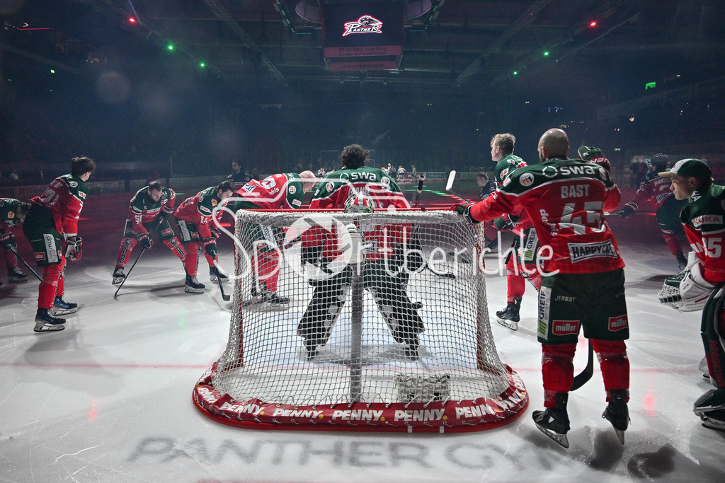 Augsburger Panther - Fischtown Pinguins | Die Panther motivieren sich nochmal vor der Partie / DEL: Augsburger Panther - Fischtown Pinguins, Curt Frenzel Stadion am 08.01.2025