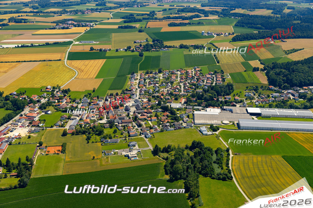 Aktuelles Luftbild von  Roßbach - Die Luftaufnahme wurde 2022 mittels UL-Flugzeug erstellt ( keine Drohne ) - hochauflösende Kamera-Systeme von  Canon -Beste Qualität - Für grossformatige Ausdrucke geeignet. Die Geschenkidee !