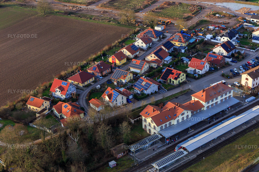 Luftbild: Bahnhofstraße und Am Bahnhof in Winden im Bundesland Rheinland-Pfalz in Deutschland. Foto: IMG_145258.jpg vom 12.01.2025 durch Werner Riehm/FLY-FOTO.de