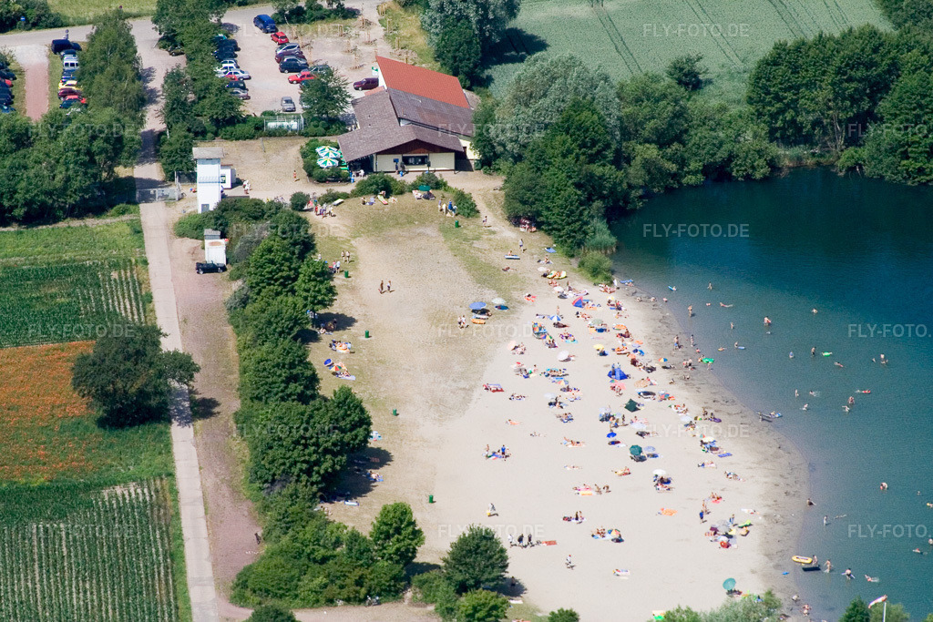 Luftbild: Badegästen an Strand und Uferbereich des Badesee Johanneswiese im Naherholungsgebiet Johanneswiese in Jockgrim im Bundesland Rheinland-Pfalz in Deutschland. Foto: IMG_2890.jpg vom 18.06.2006 durch Werner Riehm/FLY-FOTO.de