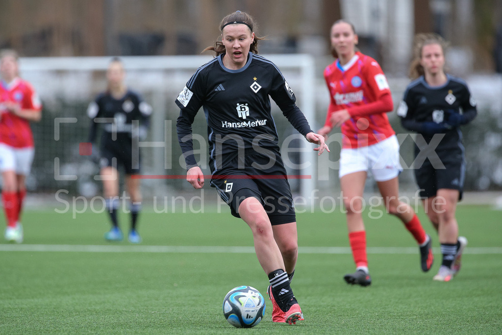 Fussball, Testspiel Frauen, Hamburger SV - Holstein Kiel | v.li.: Larissa Mühlhaus (Hamburger SV, 7) am Ball, Einzelbild, Ganzkörper, Aktion, Action, Spielszene