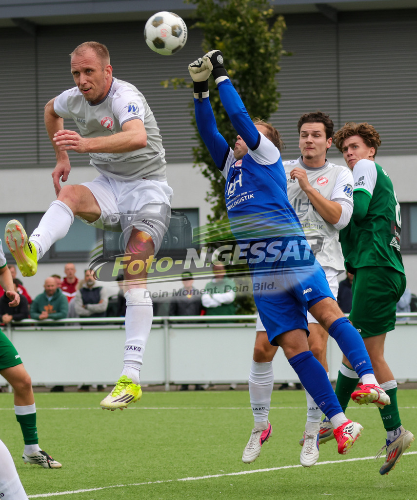 SV Rödinghausen II - FC RW Kirchlengern | Auf dem Bild zu sehen: grau FC RW Kirchlengern v.l.: Lennard Wüllner, Finn-Luis Patzek (TW) SV Rödinghausen II, FC RW Kirchlengern, Saison 26/27, Westfalenliga, Rödinghausen, Deutschland - Realisiert mit Pictrs.com