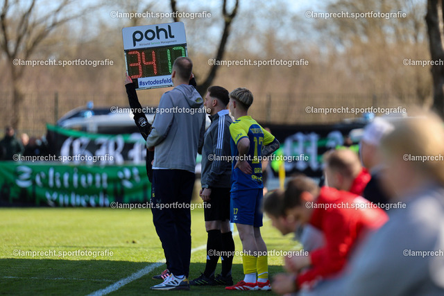 Fußball I Herren I Saison 2025-2026 I SHFV-Lotto-Pokal I Halbfinale I SV Todesfelde - VfB Lübeck 102 | v.l. Björn Sörensen (Trainer, SV Todesfelde), Jan-Ole Ehlers (4. Offizieller), Marco Drawz (17, SV Todesfelde) - Realisiert mit Pictrs.com