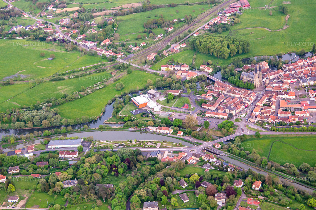 Vue aérienne: Confluence des rivières Albe et Sarre à Sarralbe dans le département Moselle, France. Photo: IMG_140515.jpg prise le 30/04/2024 par Werner Riehm/FLY-FOTO.euRésolution de l'original: 5295 x 3530 px