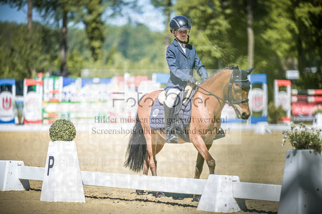 DOS_8188 | Entdecke hochwertige Reitturnierfotos von Foto Oger. Professionell, emotional und authentisch – jetzt Lieblingsmomente im Shop bestellen.Deutschlandweite Turnierfotografie. - Realisiert mit Pictrs.com