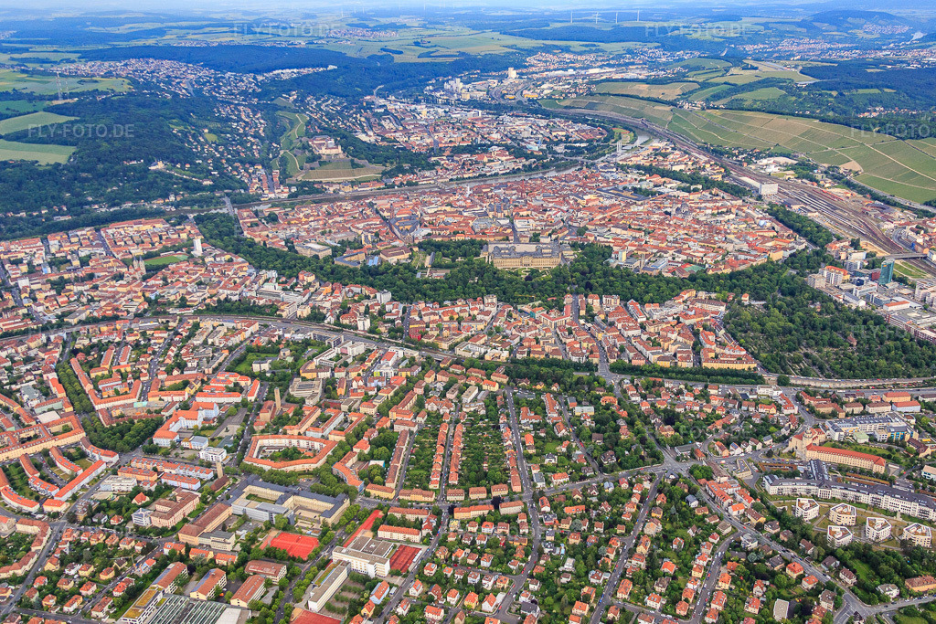 Luftbild: Übersicht Wittelsbacher Straße über Altstadt mit Residenz Würzburg und Hofgarten bis zum Main aus Osten im Ortsteil Frauenland in Würzburg im Bundesland Bayern in Deutschland. Foto: IMG_089820.jpg vom 11.06.2016 durch Werner Riehm/FLY-FOTO.deBayerische Schlösserverwaltung | Residenz Würzburg | Aktuelles