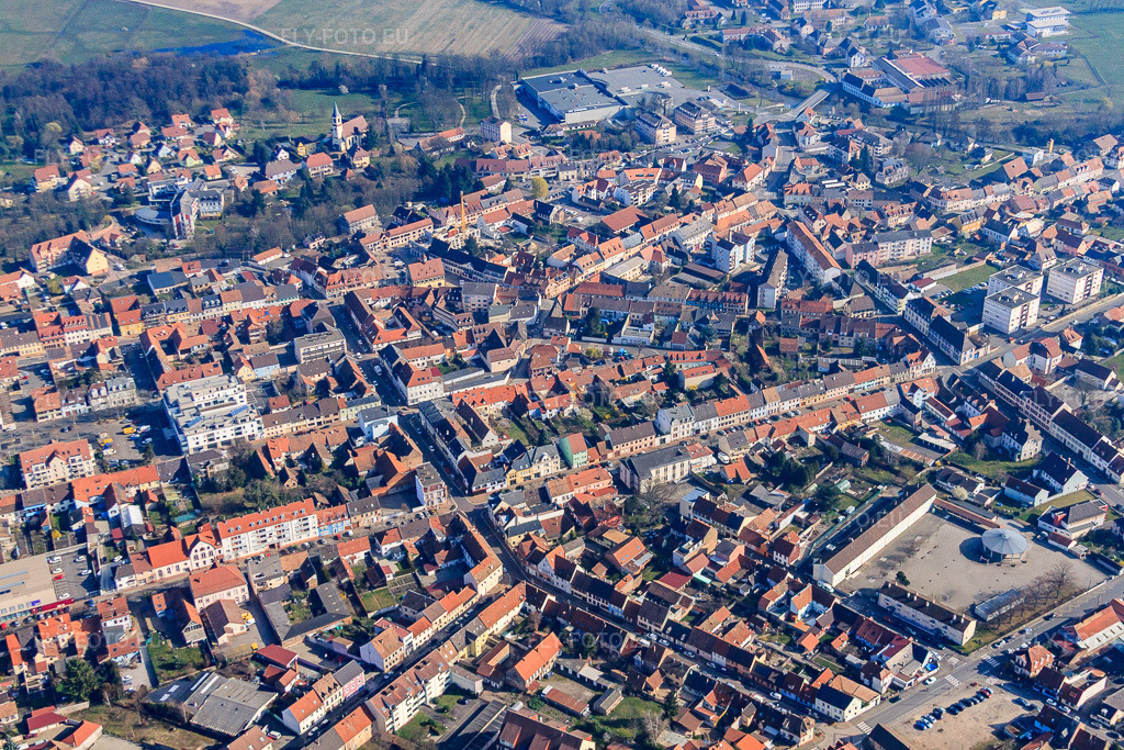 Vue aérienne: Rue Georges Clemenceau à Bischwiller dans le département Bas Rhin, France.Photo: IMG_62869.jpg prise le 09/03/2014 par Werner Riehm/FLY-FOTO.euRésolution de l'original: 4752 x 3168 px