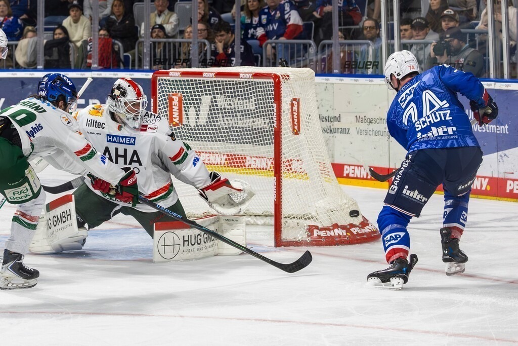 DEL, Deutsche Eishockey Liga Saison 2025/26, 45. Spieltag: Adler Mannheim gegen Augsburger Panther | DEL, Deutsche Eishockey Liga Saison 2025/26, 45. Spieltag: Adler Mannheim gegen Augsburger Panther***Justin Schütz (74, Mannheim) kann die Torchance nicht nutzen - Realisiert mit Pictrs.com