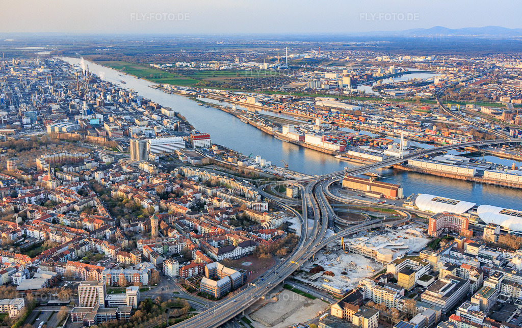 Luftbild: Stadtansicht am Rhein von Südwesten gegenüber dem Rheinhafen von Mannheim im Ortsteil Hemshof in Ludwigshafen im Bundesland Rheinland-Pfalz in Deutschland. Foto: IMG_153812.jpg vom 23.03.2026 durch Werner Riehm/FLY-FOTO.deAuflösung des Originals: 5784 x 3635 px