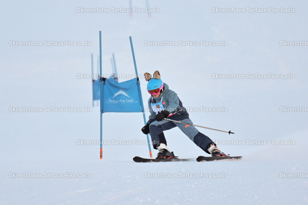 SRF_25.12.2025_0132 | Skirennfotos,Serfaus,Fiss,Ladis,Kinderskirennen,Winter,Tirol,Oberland,skirace,SFL,feelfree,weil wir's genießen,ski,Ski,skifahren,Sonnenplateau, - Realisiert mit Pictrs.com