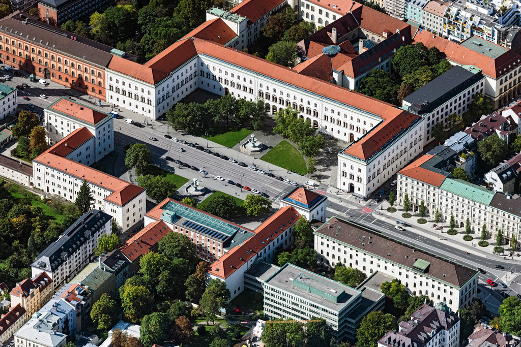 dr__0093017.jpg | MüNCHEN 01.10.2021 Platz- Ensemble Geschwister-Scholl-Platz - Ludwigstraße im Innenstadt- Zentrum im Ortsteil Maxvorstadt in München im Bundesland Bayern, Deutschland. // Ensemble space Geschwister-Scholl-Platz - Ludwigstrasse in the inner city center in the district Maxvorstadt in Munich in the state Bavaria, Germany. Foto: Daniel Reiter