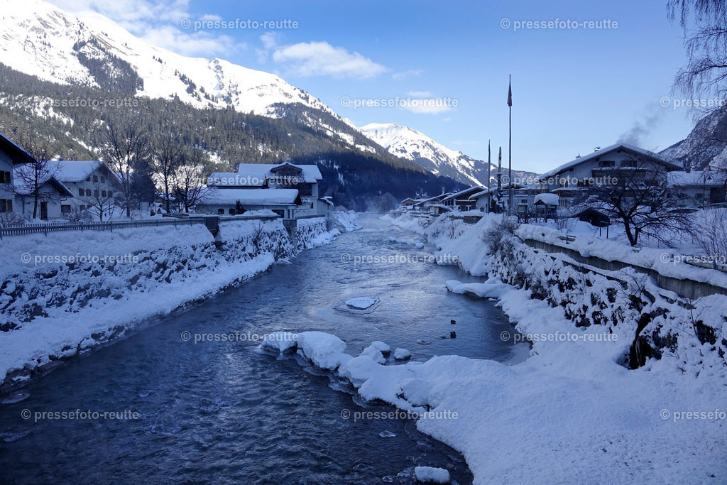 welltvi-Lechfluss-Winter_24Jan2019-Steeg_DSC2197 | Info aus dem Bezirk Reutte/Ausserfern Tirol sowie eine umfangreiche Bilddatenbank über die gesamte Region: Lechtal, Talkessel Reutte, Tannheimertal, Zwischentoren. Lech, Plansee, Zugspitze, Grenztunnel, B179, Fernpassstraße, Verkehr, Lawinen, Tradition, - Realisiert mit Pictrs.com