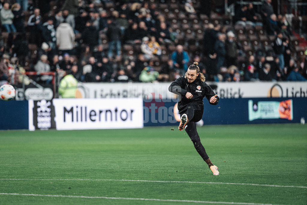 Fußball | Männer | Saison 2025/2026  | Fußball-Bundesliga | 09. Spieltag | FC St. Pauli vs. Borussia Mönchengladbach | 01.11.2025 | Jackson Irvine (#7, FC St. Pauli) schießt sich warm vor dem Spiel