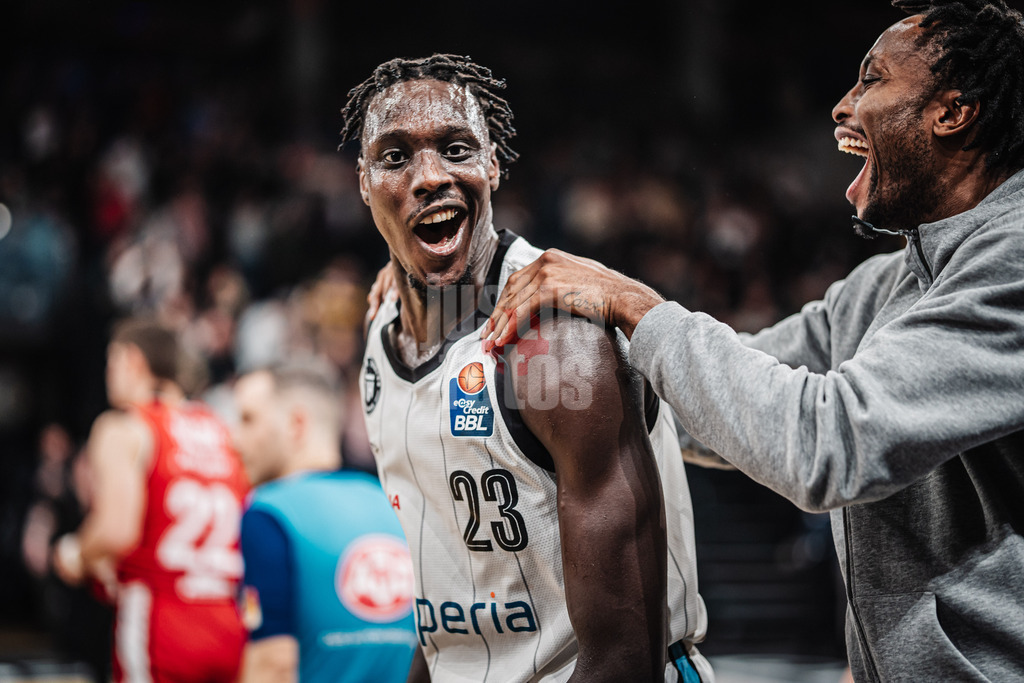 Basketball | Männer | Saison 2024/2025 | easyCredit Basketball Bundesliga | 18. Spieltag | Veolia Towers Hamburg vs. FIT/One Würzburg Baskets | 26.01.2025 | v.l. Kur Kuath (#23, Veolia Towers Hamburg) und Camron Reece (#14, Veolia Towers Hamburg) jubeln nach dem Sieg