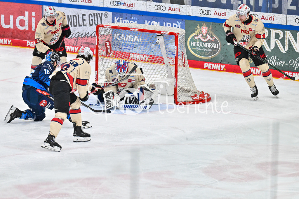 ERC Ingolstadt - Nuernberg Ice Tigers | in dieser Szene kann Leon HUNGERECKER (Nuernberg Ice Tigers 72) den Puck nicht festhalten / DEL: ERC Ingolstadt - Nuernberg Ice Tigers, Saturn Arena am 21.03.2025