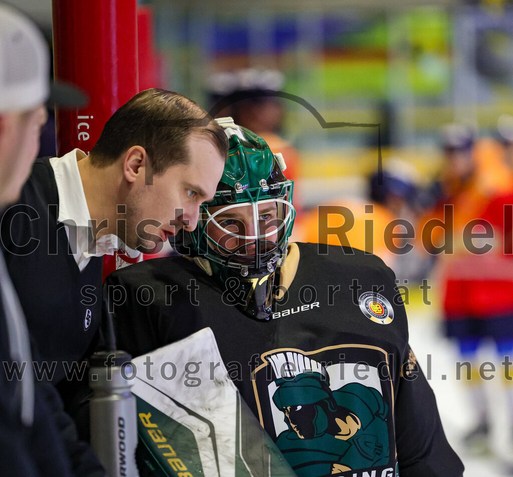 2025-12-05_020_TSV_Erding_gegen_Stuttgart_Rebels | Erding, Deutschland, 05.12.2025:Eishockey, Oberliga Süd 2025 / 2026, 23. Spieltag, TSV Erding gegen Stuttgart Rebels, Endergebnis: 5:6Teamchef Dominik Quinlan (Erding Gladiators), Torwart David Zabolotny (Erding Gladiators, #72)Foto: Christian Riedel / fotografie-riedel.net