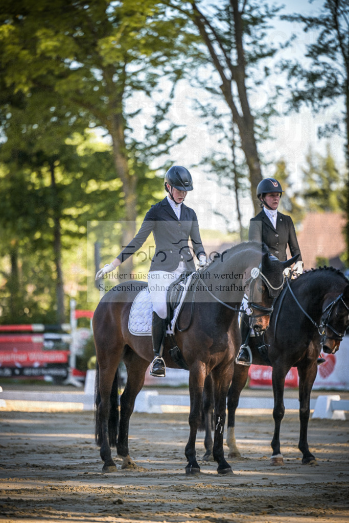 DOS_3770 | Entdecke hochwertige Reitturnierfotos von Foto Oger. Professionell, emotional und authentisch – jetzt Lieblingsmomente im Shop bestellen.Deutschlandweite Turnierfotografie. - Realisiert mit Pictrs.com