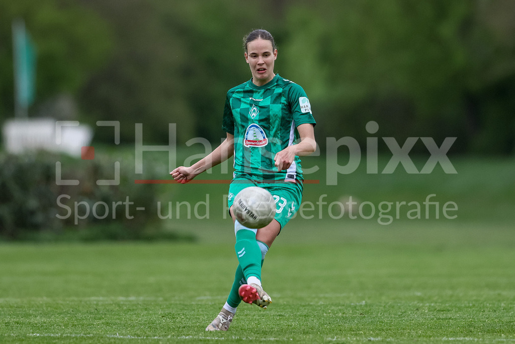 Fussball, Testspiel Frauen, ATS Buntentor - SV Werder Bremen | v.li.: Hanna Nemeth (SV Werder Bremen, 23) am Ball, Freisteller, Einzelbild, Ganzkörper, Aktion, Action, Spielszene