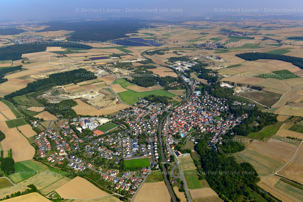 3650538 | KIRCHHEIM 13.09.2016 Ortsansicht am Rande von landwirtschaftlichen Feldern und Nutzflächen  in Kirchheim im Bundesland Bayern, Deutschland // Village view on the edge of agricultural fields and land  in Kirchheim in the state Bavaria, Germany Foto: Gerhard Launer