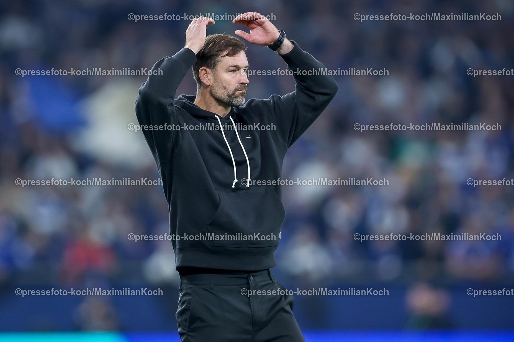 S0426092501212 | 25.09.2025, Fußball, FC Schalke 04 - SpVgg Greuther Fürth, 7.Spieltag, 2. Fußball Bundesliga, Veltins-Arena Gelsenkirchen, Saison 2025 2026: Cheftrainer Thomas Kleine (Greuther Fürth #hc) steht enttäuscht gestikulierend an der Seitenlinie und schlägt die Hände über dem Kopf zusammenDFB regulations prohibit any use of photographs as image sequences and or quasi-video.