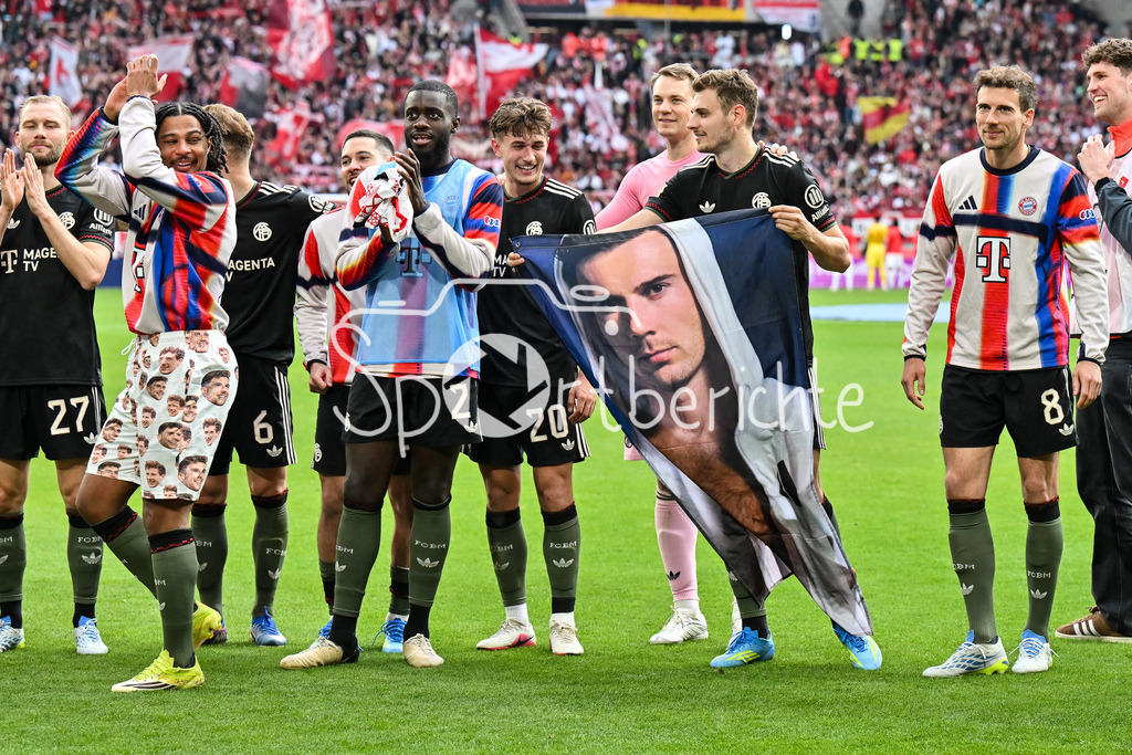 SC Freiburg - FC Bayern München | FREIBURG, GERMANY - 04. APRIL: die Spieler der Gäste feiern zusammen mit den Fans den 2-3 Auswärtssieg in Freiburg während dem Bundesligamatch zwischen dem SC Freiburg und dem FC Bayern München am 28. Spieltag im Europa-Park Stadion / DFL REGULATIONS PROHIBIT ANY USE OF PHOTOGRAPHS AS IMAGE SEQUENCES AND/OR QUASI-VIDEO / Serge GNABRY (FC Bayern Munich 7) und Leon GORETZKA (FC Bayern Munich 8)