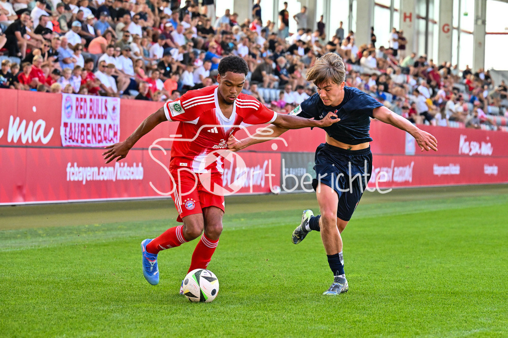 FC Bayern München U19 - SpVgg Unterhaching U19 | im Duell Chivano WIJKS (FCB #2) und Gabriel FREIMUTH (Haching 14) / Zweikampf / U19 DFB-Nachwuchsliga: FC Bayern München U19 - SpVgg Unterhaching U19; FC Bayern Campus am 10.08.2025