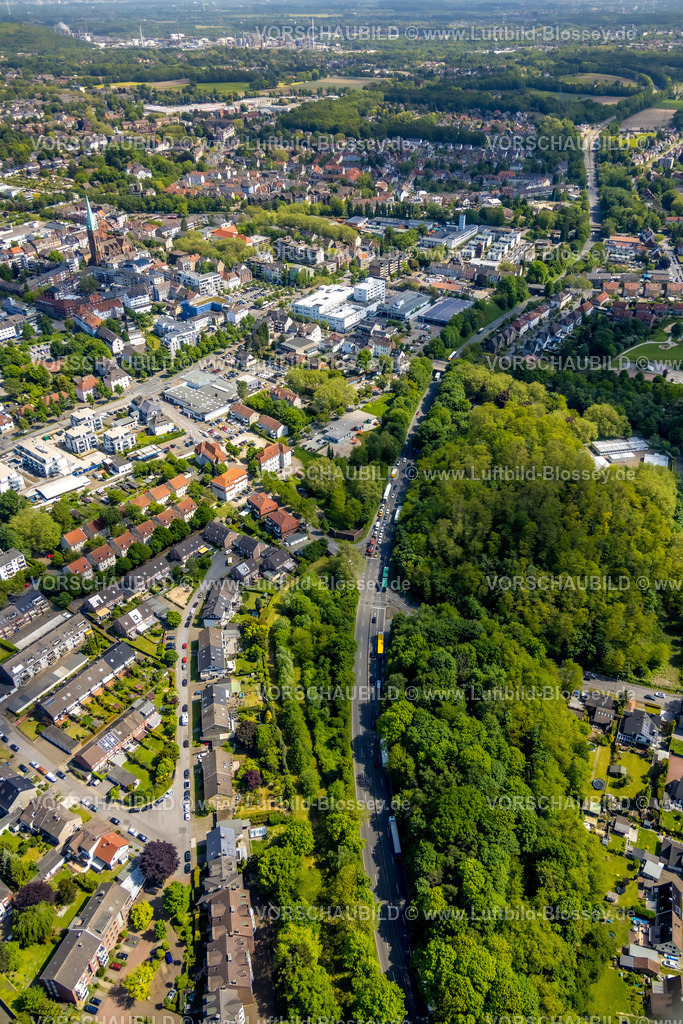 Gladbeck230510644 | Luftbild, Bewaldete Essener Straße, Bundesstraße B224, Halde Graf Moltke Steinstraße, Flüchtlingsdorf auf dem Festplatz, Butendorf, Gladbeck, Ruhrgebiet, Nordrhein-Westfalen, Deutschland