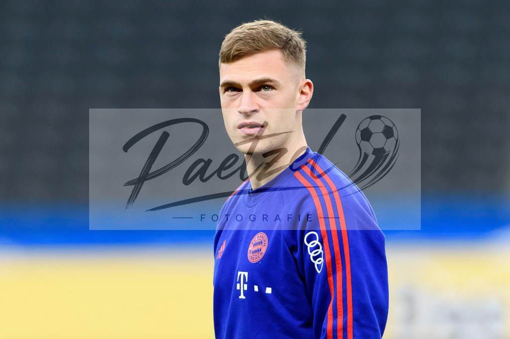 BSCFCB20220123_003 | Fussball, Herren: Joshua Kimmich (FC Bayern Muenchen) schaut bei dem Spiel der 1. Bundesliga zwischen Hertha BSC und FC Bayern Muenchen im Olypiastadion am 23.01.2022 in Berlin, Deutschland.DFB / DFL REGULATIONS PROHIBIT ANY USE OF PHOTOGRAPHS AS IMAGE SEQUENCES AND/OR QUASI-VIDEO. - Realisiert mit Pictrs.com