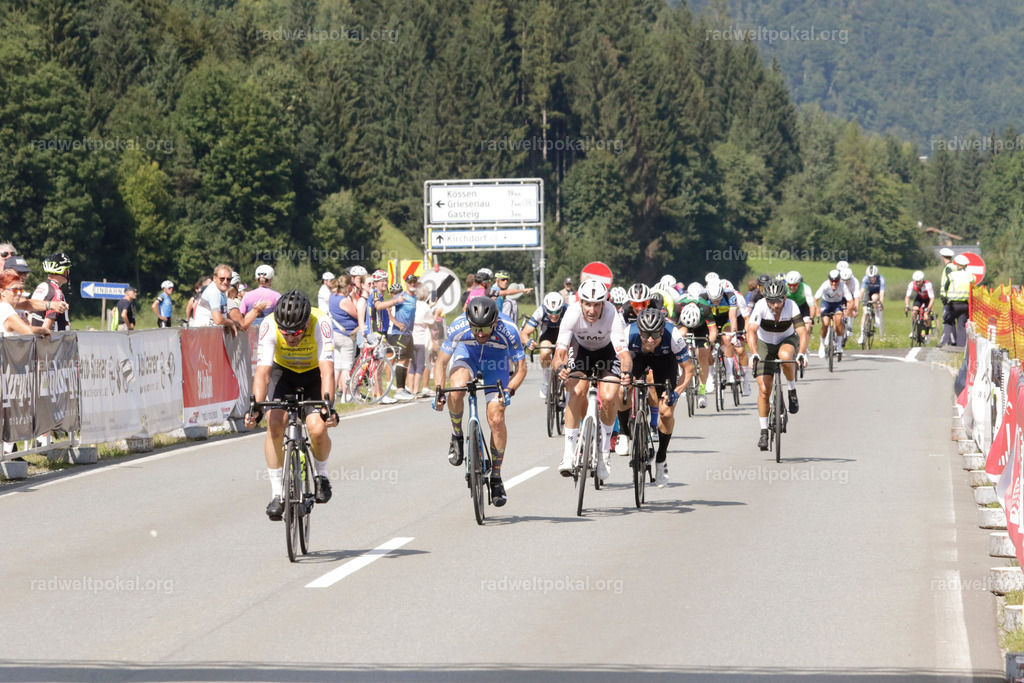 1002_20230817_Bewerb_Maenner_Muehlanger | AUT - OESTERREICH, 2023-08-16: SPORT RENNRAD-FAHREN - 55. INTERNATIONALER RADWELTPOKAL IN ST. JOHANN IN TIROL  - Vintage-Radrennen mit WM-Bronze-Medaillen-Siegerin Christina Schweinberger, den Teilnehmer und Alexander Baumann (vom Orginastions-Team) - TAG 2 BEWERB MAENNER IN SECHS GRUPPEN  ; Foto: Roland Muehlanger